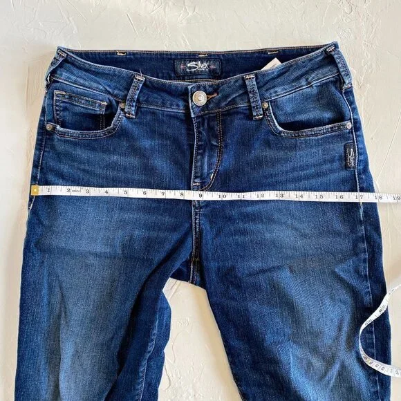 SILVER Jeans Avery Skinny Crop. Medium Wash with Raw Hems and Distressing - Picture 5 of 12
